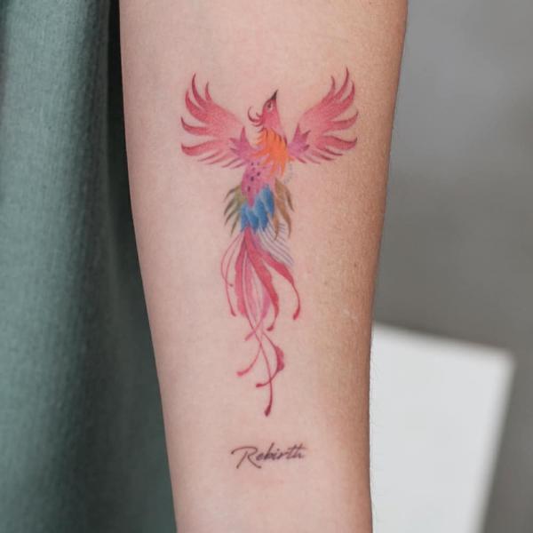 Gyönyörű alkar főnix tetoválás nőknek akvarell stílusban