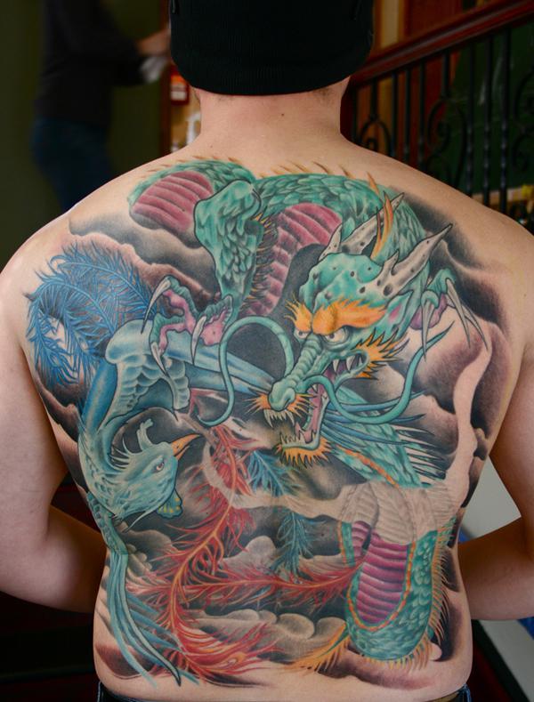 Sárkány és főnix hátvéd tetoválás