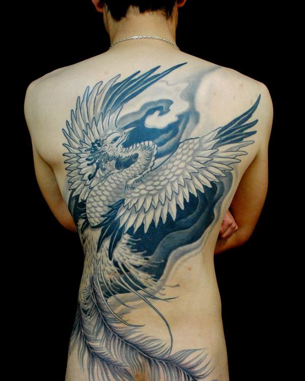 fekete -fehér teljes hátú főnix tetoválás