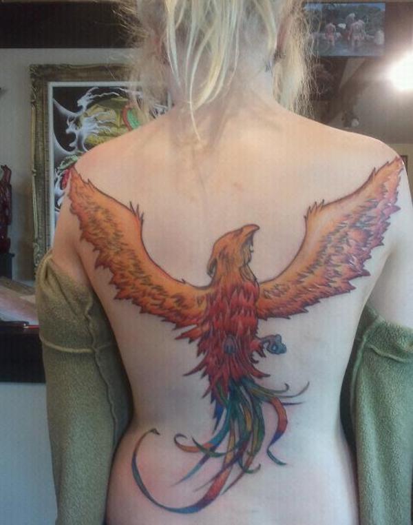 Hulló Phoenix tetoválás a hátán nőknek