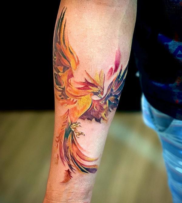 Színes phoenix dotwork tetoválás az alkaron férfiaknak