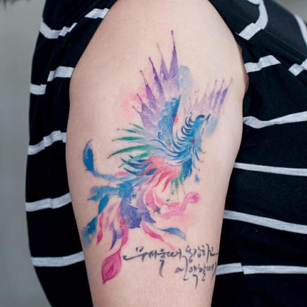 Akvarell főnix tetoválás combon nőknek