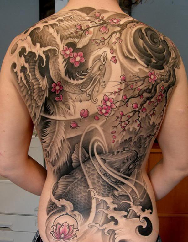 Hagyományos japán tetoválás Phoenix -szel és cseresznyevirággal