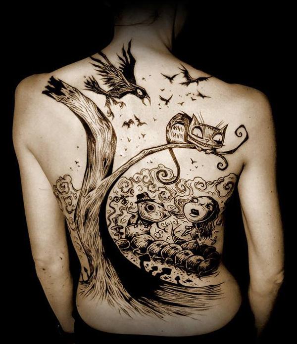 illustrarion stílusú hátsó tetoválás