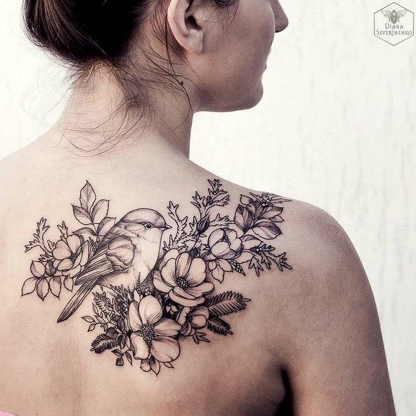 madár és virág hátsó tetoválás