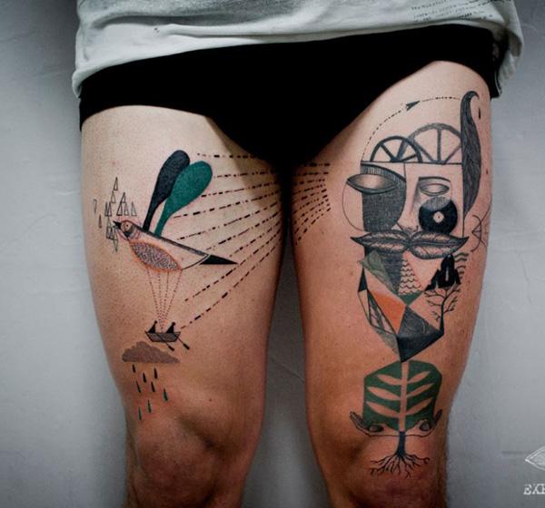 absztrakt szürreális stílusú tetoválás a combokon
