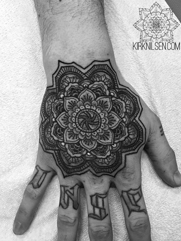 Kör alakú mandala kéz tetoválás férfiaknak