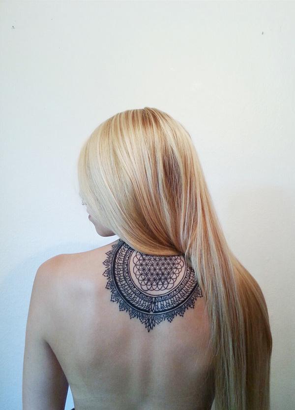 Estetisk skjønnhet av mandala -tatoveringen på baksiden