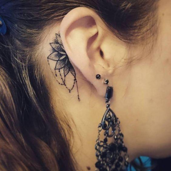 alf mandala fül tetoválás medállal