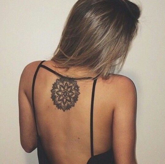 Kör alakú mandala tetoválás a hátán nőknek