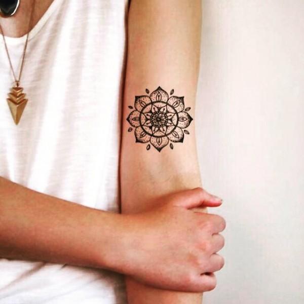 Kis mandala ujjú tetoválás nőknek