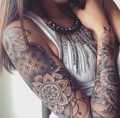 Grå vask mandala arm tatovering i feminin stil