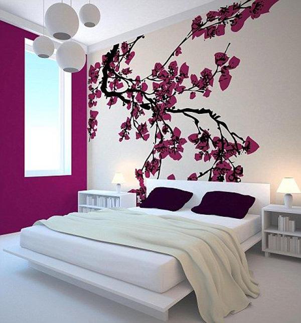 חדר שינה יפני מודרני עם עיצוב קיר פריחת דובדבן
