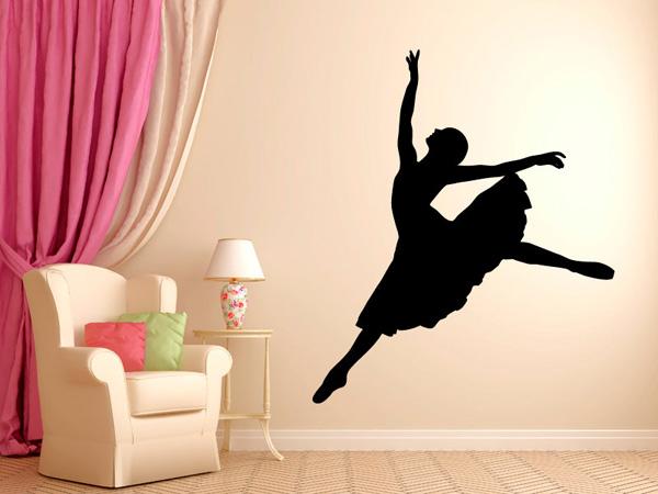 צללית מדבקת הקיר של בלרינה רוקדת, יחד עם הווילונות הוורודים המאסיביים, הופכת את הקיר לבמה ואת הסלון לתיאטרון.