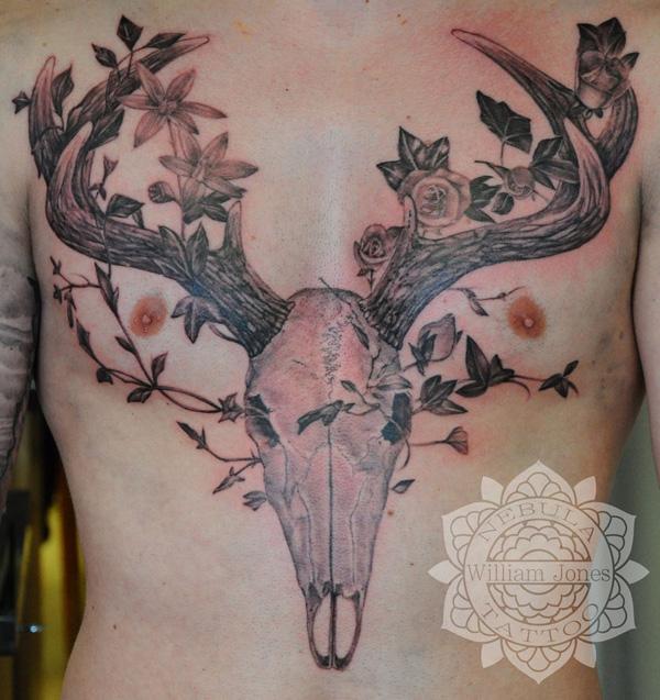 Szarvaskoponya és fa agancs tetoválás