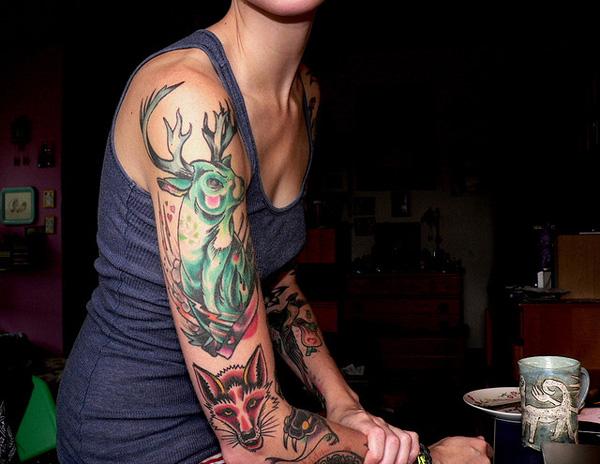 Farkas és szarvas ujjú tetoválás nőknek