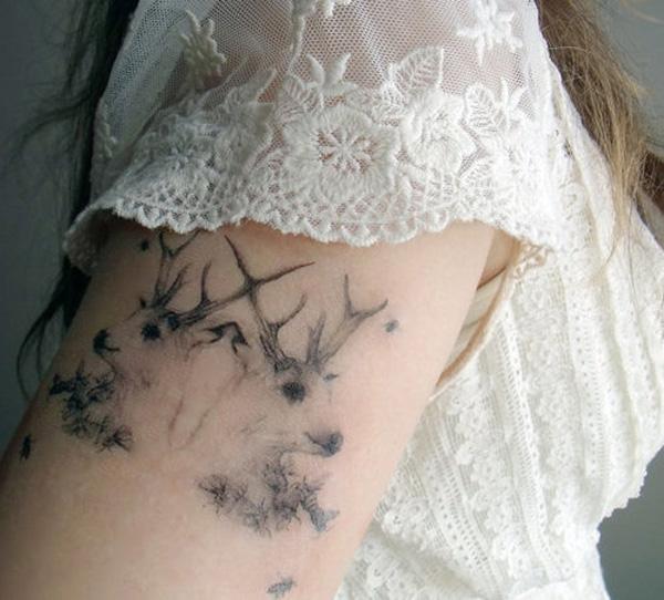 Iker szarvas tetoválás lánynak