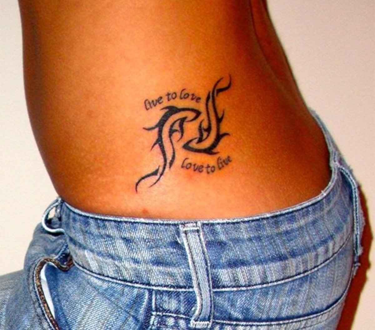 Rihanna-Halak-tetoválás
