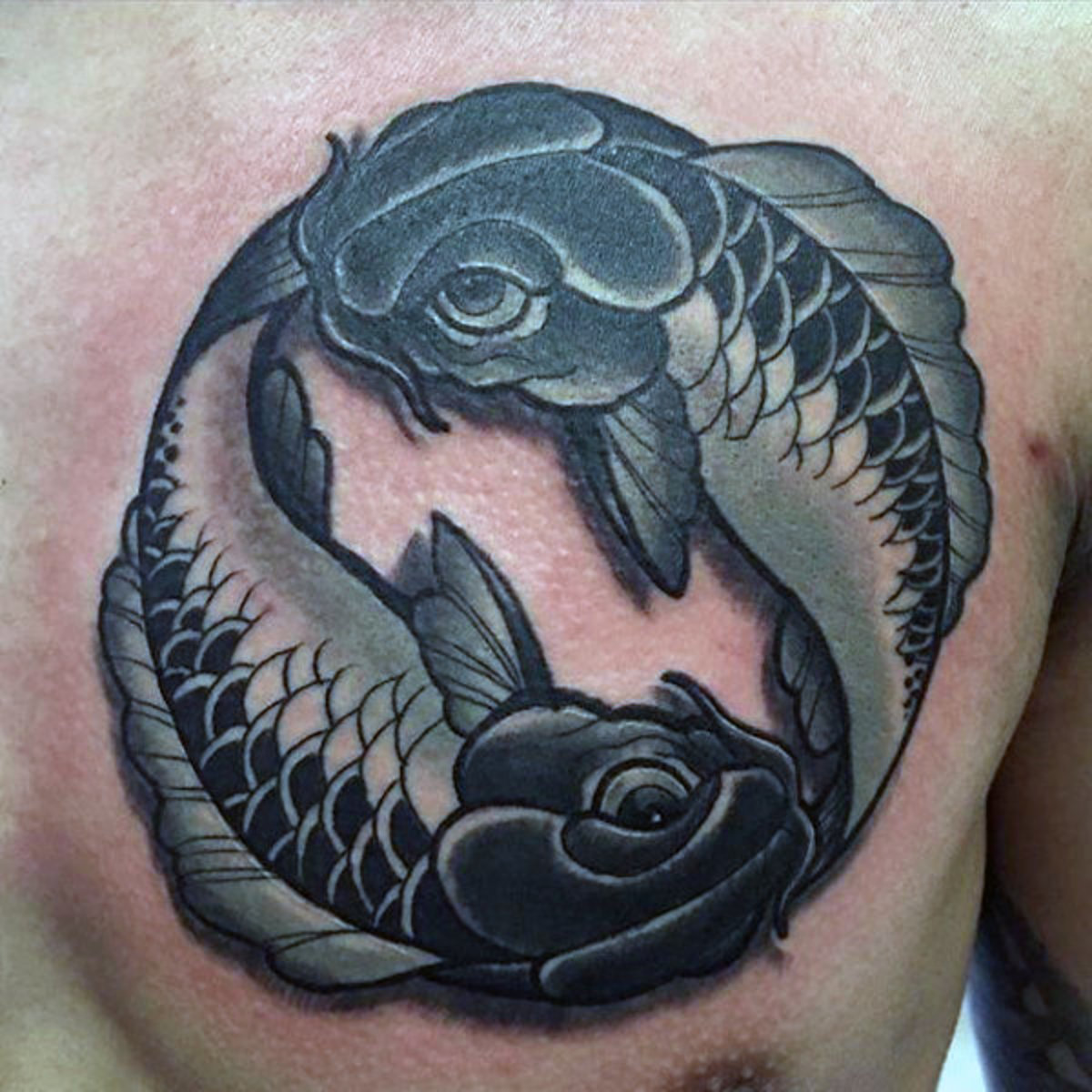 asztrológia-férfi-halak-halak-felső mellkas-tetoválás