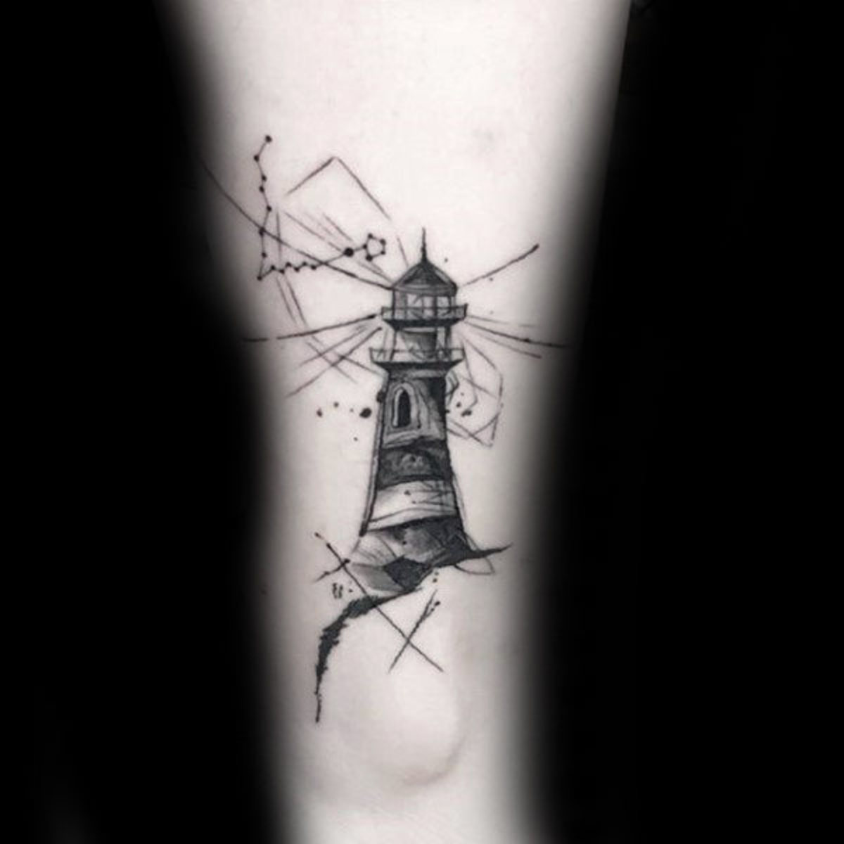 világítótorony-halak-csillagkép-férfi-comb-tetoválás