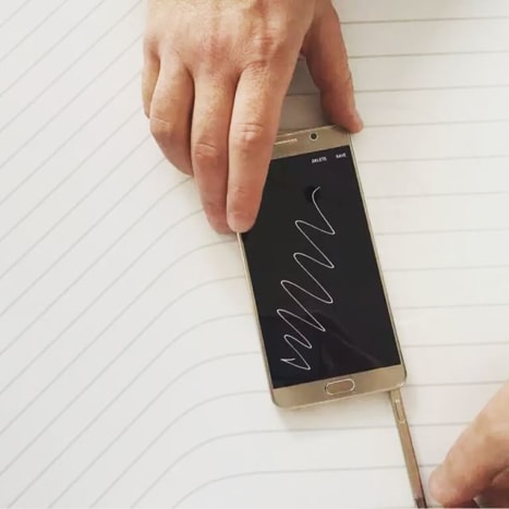 S -pennen Ikke bare kan du doodle, notere og journalføre på Galaxy Note 5 når den er slått av, men du kan bokstavelig talt signere og lagre PDF -dokumenter direkte på phablet. Pennen har også en knapp som gir umiddelbar tilgang til apper.