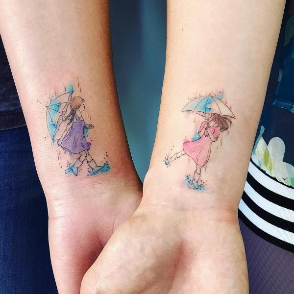 Akvarell søster tatoveringer Små jenter leker i regnet med paraplyer