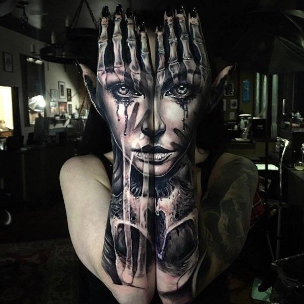 Fantastisk tatovering på underarmen skaper realistisk illusjon
