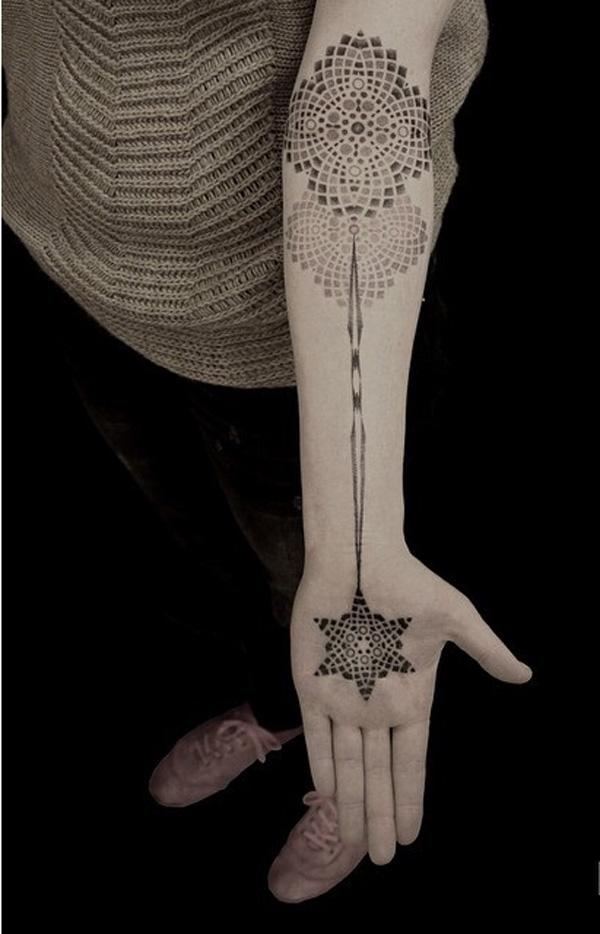 Mandala -inspirert tatovering på underarmen
