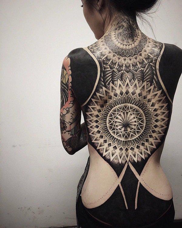 Blackwork madala inspirert fullback tatovering for kvinner