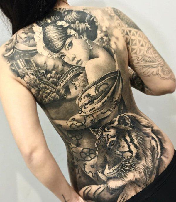 Moderne japansk tatovering på hele ryggen med paviljongen tiger geisha