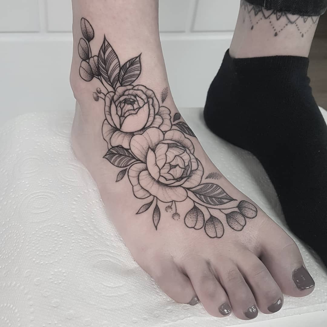קעקוע ורדים בשחור לבן על החלק הקדמי של כף הרגל