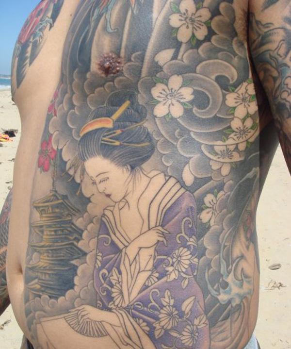 Svart og hvit Geisha Rib Tattoo