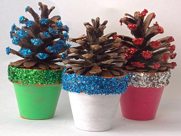 Hűvös DIY karácsonyi dekorációs ötletek Pinecone -val