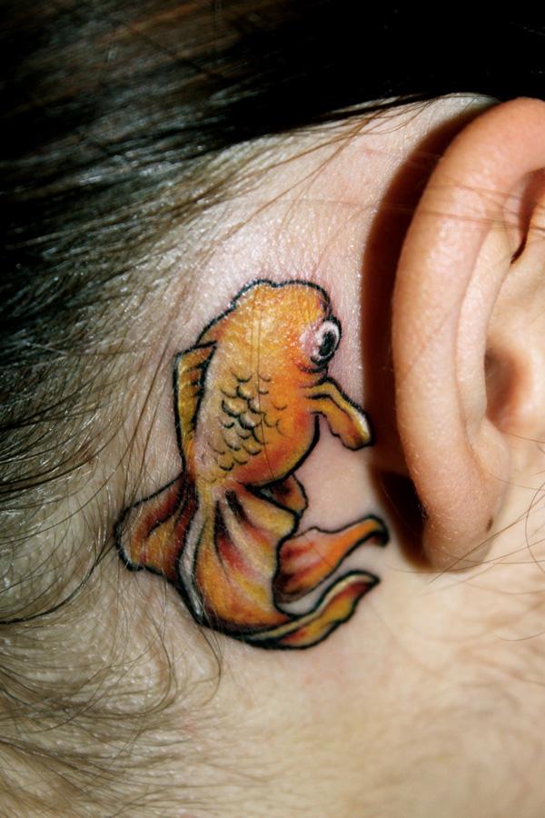 Kis hal fül tetoválás