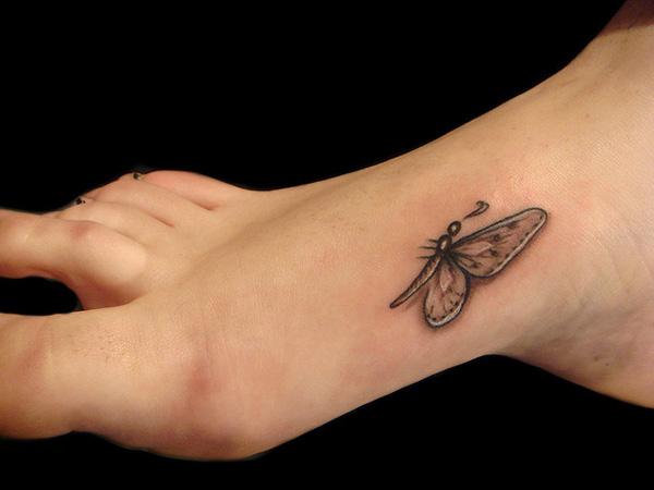 Liten tatovering for sommerfuglfot