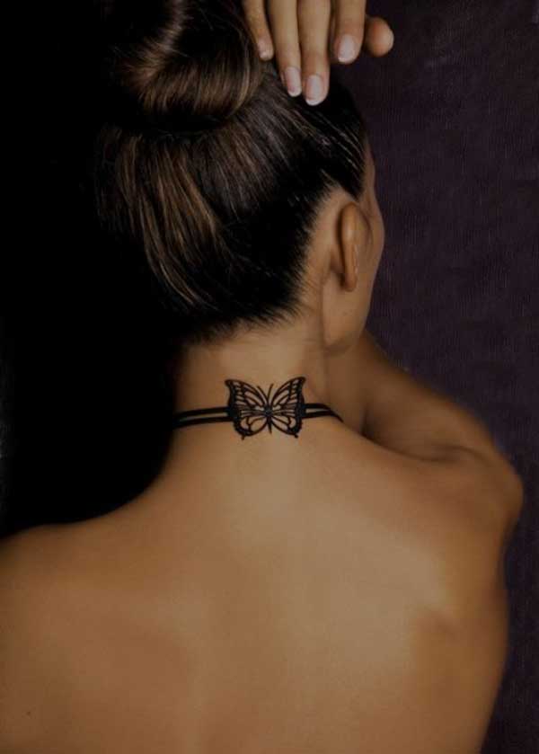 Liten butterfly tatovering på halsen