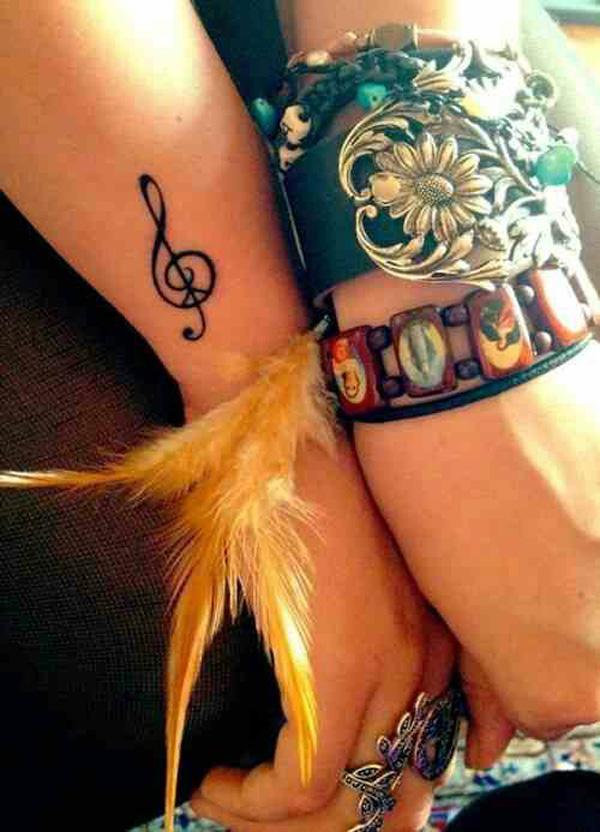 Liten tatovering for musikknotater