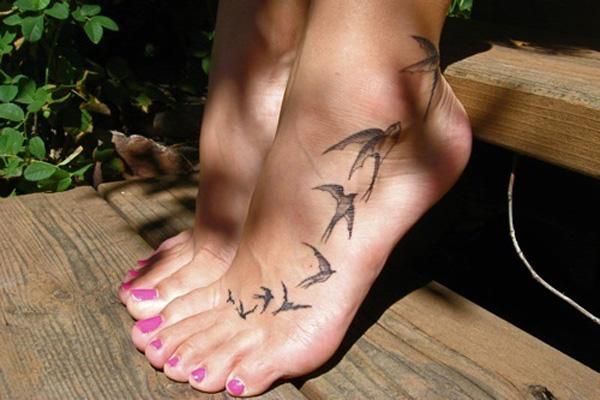 Kis madarak láb tetoválása