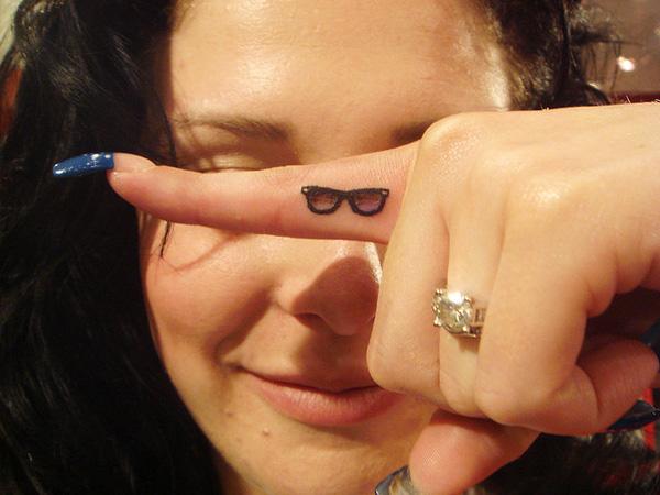 Liten tatovering for solbriller