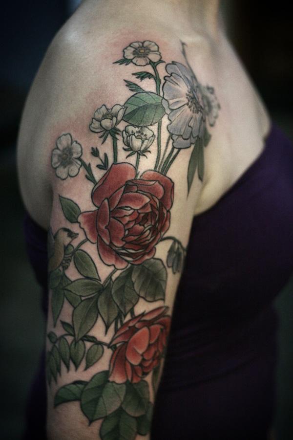 Piros krizantém és fehér százszorszép ujjú tetoválás nőknek