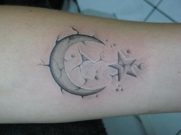 félhold és csillag tetoválása repedezett bőrön