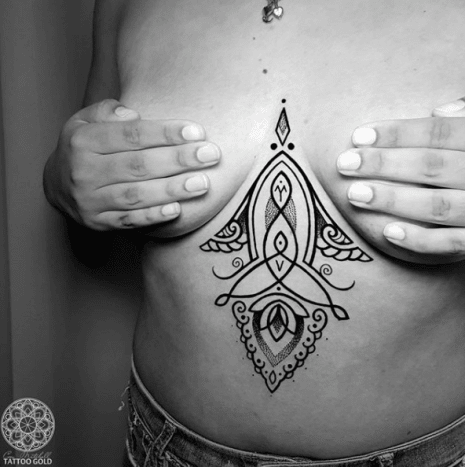 under boob tatovering, brystetatovering, tatovering, tatovør, tatoveringsdesign, tatoveringsinspirasjon, tatoveringskunst, blekket, inkedmag