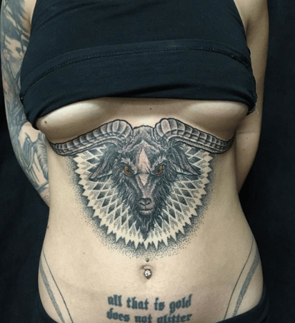 under boob tatovering, bryst tatovering, tatovering, tatovering artist, tatovering design, tatovering inspirasjon, tatovering kunst, blekket, inkedmag