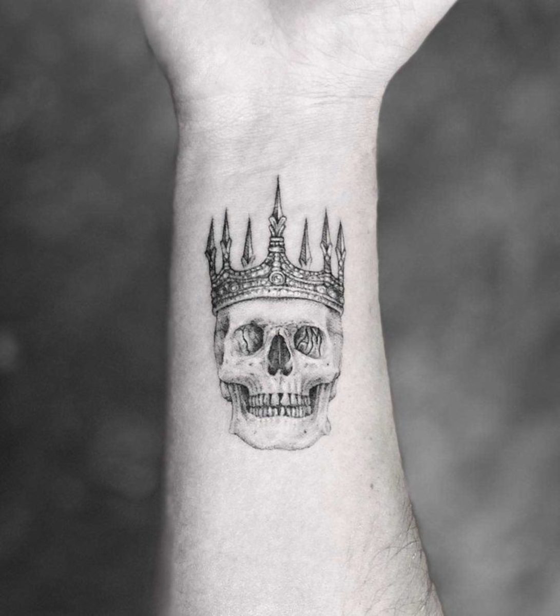 Skull-in-Crown-Tattoo-מאת-Mr.K-728x801