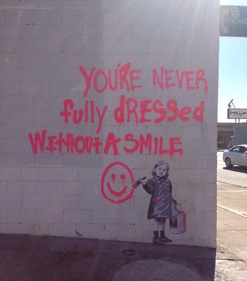 Du er aldri helt kledd uten et smil