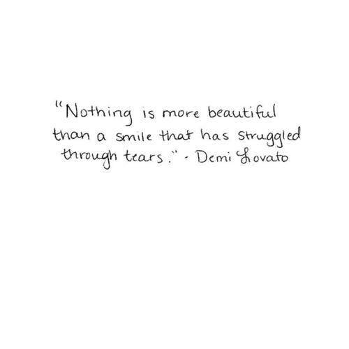 Semmi sem szebb, mint a könnyeken küszködő mosoly. Demi Lovato