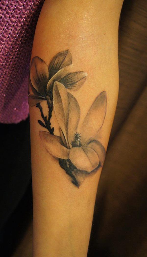Fekete -fehér magnólia virág ujjú tetoválás