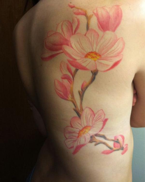 Magnólia hátsó tetoválás