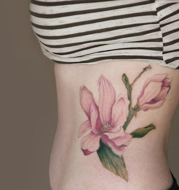 Magnolias tetoválás az oldalon