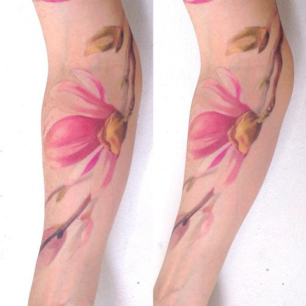 Magnolia tatovering på underarmen